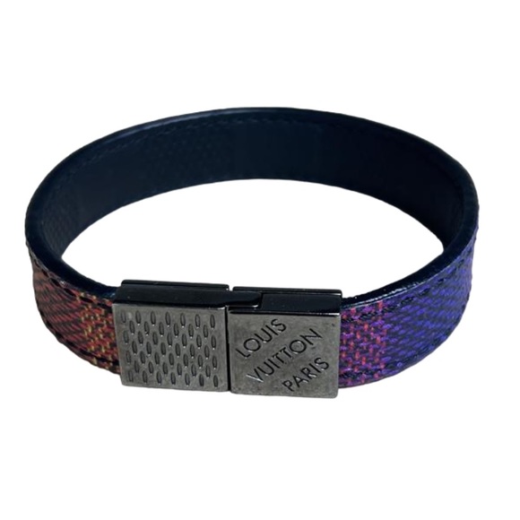SOLD! ๐๐โค๏ธโค๏ธ๐Louis Vuitton Pull-it Damier Reversible Bracelet - Picture 3 of 17